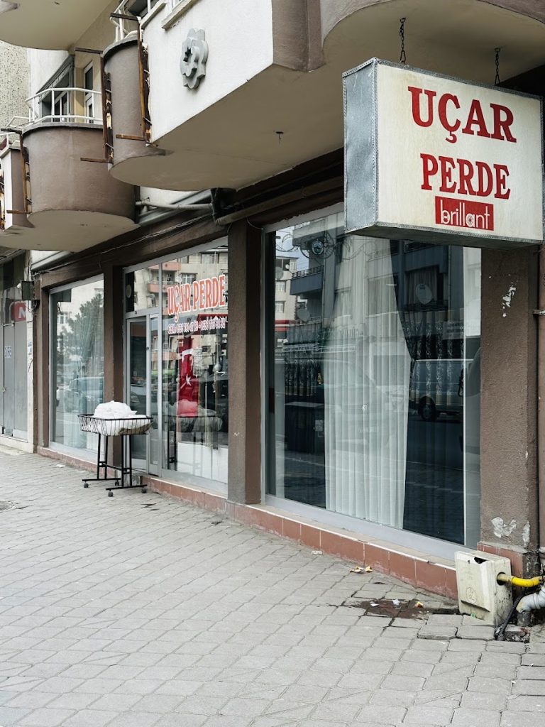 Uçar perde